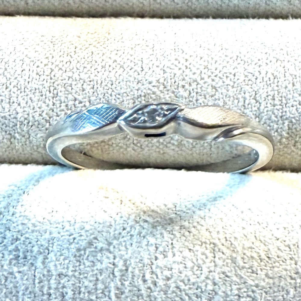 Elegant Women's 14 karat gold vintage with diamond Textured Ring